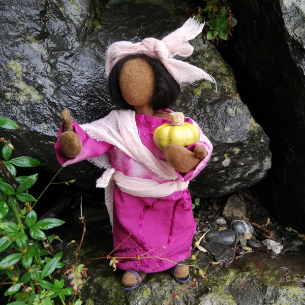 Nomadenmädchen im lila Kleid - 25cm